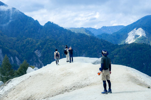 南アルプス前衛の山、日向山へ