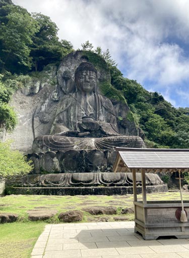 鋸山の中腹に広がる日本寺