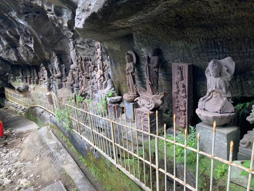 鋸山の中腹に広がる日本寺