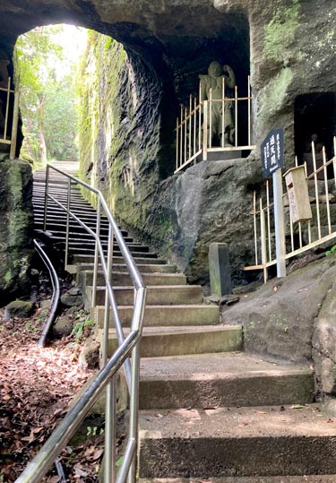 鋸山の中腹に広がる日本寺
