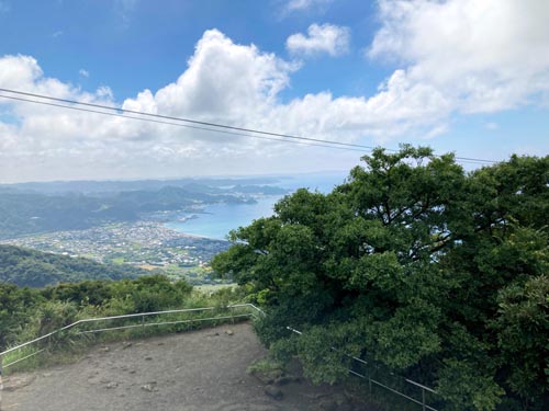 鋸山の中腹に広がる日本寺