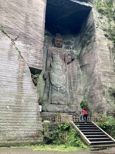 鋸山の中腹に広がる日本寺