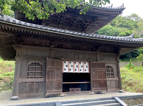 鋸山の中腹に広がる日本寺