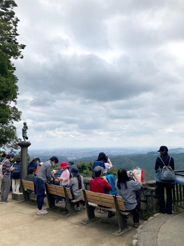 秋の高尾山は人でいっぱい。